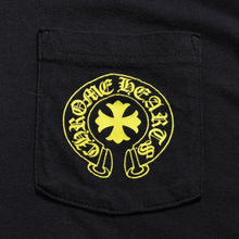 Load image into Gallery viewer, CHROME HEARTS クロムハーツ ヴァーティカルロゴ Tシャツ スクロールラベルロゴ ブラック イエロー サイズL 良品 中古 4a003858