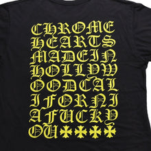 Load image into Gallery viewer, CHROME HEARTS クロムハーツ ヴァーティカルロゴ Tシャツ スクロールラベルロゴ ブラック イエロー サイズL 良品 中古 4a003858