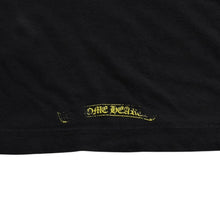 Load image into Gallery viewer, CHROME HEARTS クロムハーツ ヴァーティカルロゴ Tシャツ スクロールラベルロゴ ブラック イエロー サイズL 良品 中古 4a003858