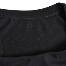 Load image into Gallery viewer, CHROME HEARTS クロムハーツ ヴァーティカルロゴ Tシャツ スクロールラベルロゴ ブラック イエロー サイズL 良品 中古 4a003858