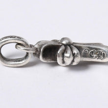 Load image into Gallery viewer, 極美品 CHROME HEARTS クロムハーツ ベイビーファットクロス ペンダントトップ 重量約2.3g 旧型 中古 4a003792