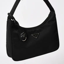 画像をギャラリービューアに読み込む, 新品同様品 PRADA プラダ ホーボー ハンドバッグ MV515 トライアングルロゴ 三角ロゴプレート ナイロン ブラック 中古 4a003875