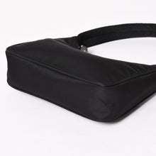 画像をギャラリービューアに読み込む, 新品同様品 PRADA プラダ ホーボー ハンドバッグ MV515 トライアングルロゴ 三角ロゴプレート ナイロン ブラック 中古 4a003875