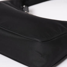画像をギャラリービューアに読み込む, 新品同様品 PRADA プラダ ホーボー ハンドバッグ MV515 トライアングルロゴ 三角ロゴプレート ナイロン ブラック 中古 4a003875