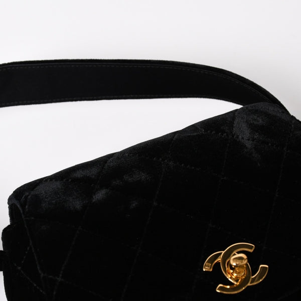 極美品 CHANEL シャネル ワンショルダーバッグ 4番台 ココマーク ベルベット キルティング ターンロック ブラック ゴールド金具 中古 4a003933