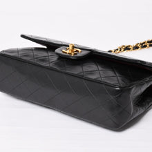 Load image into Gallery viewer, 極美品 CHANEL シャネル マトラッセ25 Wフラップ Wチェーンショルダーバッグ 5番台 ココマーク ラムスキン ブラック ゴールド金具 中古 4a003913
