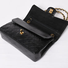 Load image into Gallery viewer, 極美品 CHANEL シャネル マトラッセ25 Wフラップ Wチェーンショルダーバッグ 5番台 ココマーク ラムスキン ブラック ゴールド金具 中古 4a003913