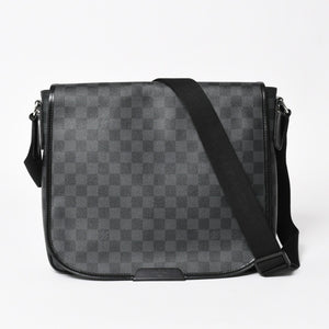 極美品 LOUIS VUITTON ルイヴィトン ダニエルMM ショルダーバッグ N58029 ダミエグラフィット SP2101 ブラック シルバー金具 中古 4a003942