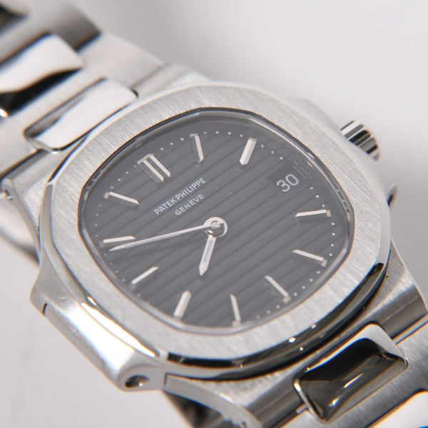 PATEK PHILIPPE パテック フィリップ NAUTILUS ノーチラス 腕時計 4700/1A-050 クォーツ ステンレススチール 黒文字盤 美品 中古 4a003975