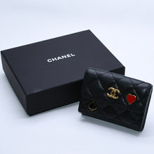 Load image into Gallery viewer, CHANEL シャネル スモールフラップ ウォレット AP3081 トランプモチーフ キャビアスキン ブラック レッド ハート スペード ミニ財布 三つ折り財布 ゴールド金具 美品 中古 4a003881