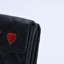 Load image into Gallery viewer, CHANEL シャネル スモールフラップ ウォレット AP3081 トランプモチーフ キャビアスキン ブラック レッド ハート スペード ミニ財布 三つ折り財布 ゴールド金具 美品 中古 4a003881