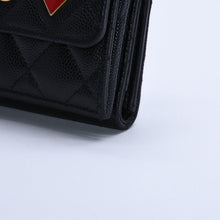Load image into Gallery viewer, CHANEL シャネル スモールフラップ ウォレット AP3081 トランプモチーフ キャビアスキン ブラック レッド ハート スペード ミニ財布 三つ折り財布 ゴールド金具 美品 中古 4a003881