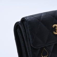 Load image into Gallery viewer, CHANEL シャネル スモールフラップ ウォレット AP3081 トランプモチーフ キャビアスキン ブラック レッド ハート スペード ミニ財布 三つ折り財布 ゴールド金具 美品 中古 4a003881