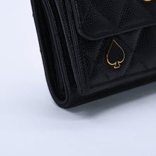Load image into Gallery viewer, CHANEL シャネル スモールフラップ ウォレット AP3081 トランプモチーフ キャビアスキン ブラック レッド ハート スペード ミニ財布 三つ折り財布 ゴールド金具 美品 中古 4a003881