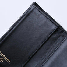 Load image into Gallery viewer, CHANEL シャネル スモールフラップ ウォレット AP3081 トランプモチーフ キャビアスキン ブラック レッド ハート スペード ミニ財布 三つ折り財布 ゴールド金具 美品 中古 4a003881