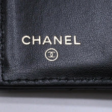 Load image into Gallery viewer, CHANEL シャネル スモールフラップ ウォレット AP3081 トランプモチーフ キャビアスキン ブラック レッド ハート スペード ミニ財布 三つ折り財布 ゴールド金具 美品 中古 4a003881