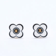 Load image into Gallery viewer, CHANEL シャネル ココマーク イヤリング 重量約4.19g 02P刻印 フラワーモチーフ カメリア ホワイト ブラック 樹脂系 美品 中古 4a003126
