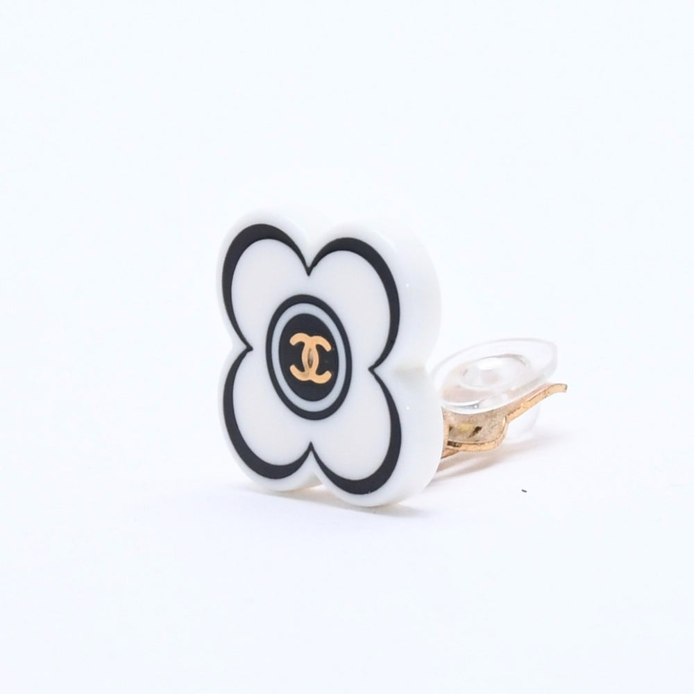 CHANEL シャネル ココマーク イヤリング 重量約4.19g 02P刻印 フラワーモチーフ カメリア ホワイト ブラック 樹脂系 美品 中古 4a003126