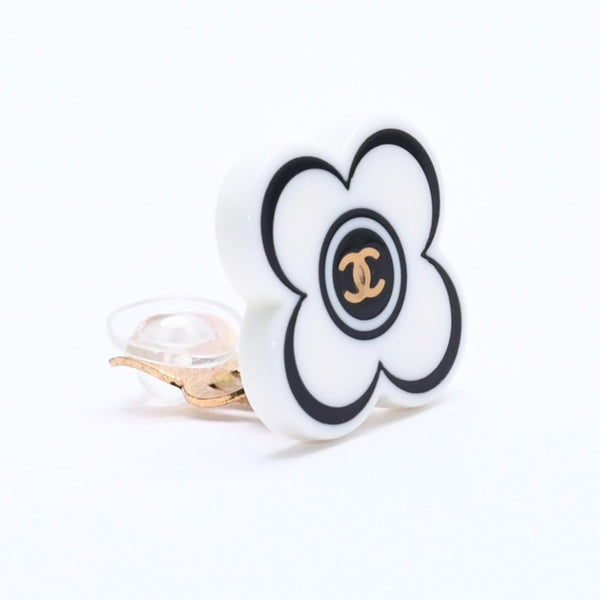 CHANEL シャネル ココマーク イヤリング 重量約4.19g 02P刻印 フラワーモチーフ カメリア ホワイト ブラック 樹脂系 美品 中古 4a003126