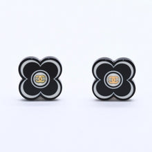画像をギャラリービューアに読み込む, CHANEL シャネル ココマーク イヤリング 重量約4.19g 02P刻印 フラワーモチーフ カメリア ホワイト ブラック 樹脂系 美品 中古 4a003127