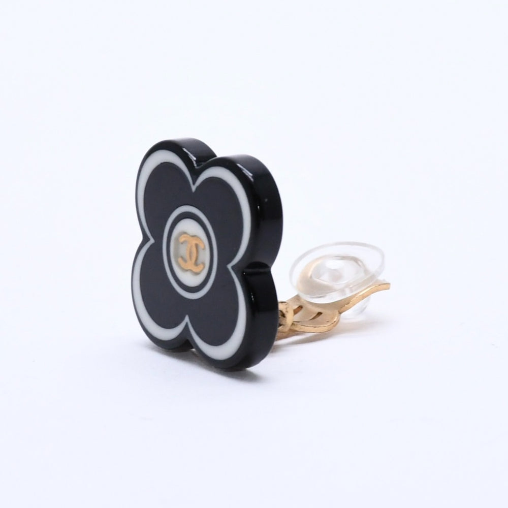 CHANEL シャネル ココマーク イヤリング 重量約4.19g 02P刻印 フラワーモチーフ カメリア ホワイト ブラック 樹脂系 美品 中古 4a003127