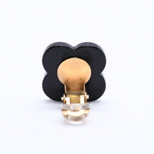 画像をギャラリービューアに読み込む, CHANEL シャネル ココマーク イヤリング 重量約4.19g 02P刻印 フラワーモチーフ カメリア ホワイト ブラック 樹脂系 美品 中古 4a003127