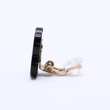 画像をギャラリービューアに読み込む, CHANEL シャネル ココマーク イヤリング 重量約4.19g 02P刻印 フラワーモチーフ カメリア ホワイト ブラック 樹脂系 美品 中古 4a003127