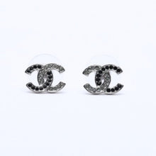 画像をギャラリービューアに読み込む, 極美品 CHANEL シャネル ココマーク ピアス 重量約2.09g B18P刻印 メタル ラインストーン シルバー ブラック クリア 両耳用 中古 4a003142