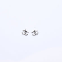 画像をギャラリービューアに読み込む, 極美品 CHANEL シャネル ココマーク ピアス 重量約2.09g B18P刻印 メタル ラインストーン シルバー ブラック クリア 両耳用 中古 4a003142