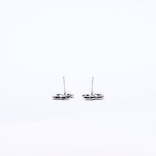 画像をギャラリービューアに読み込む, 極美品 CHANEL シャネル ココマーク ピアス 重量約2.09g B18P刻印 メタル ラインストーン シルバー ブラック クリア 両耳用 中古 4a003142