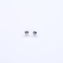 画像をギャラリービューアに読み込む, 極美品 CHANEL シャネル ココマーク ピアス 重量約2.09g B18P刻印 メタル ラインストーン シルバー ブラック クリア 両耳用 中古 4a003142