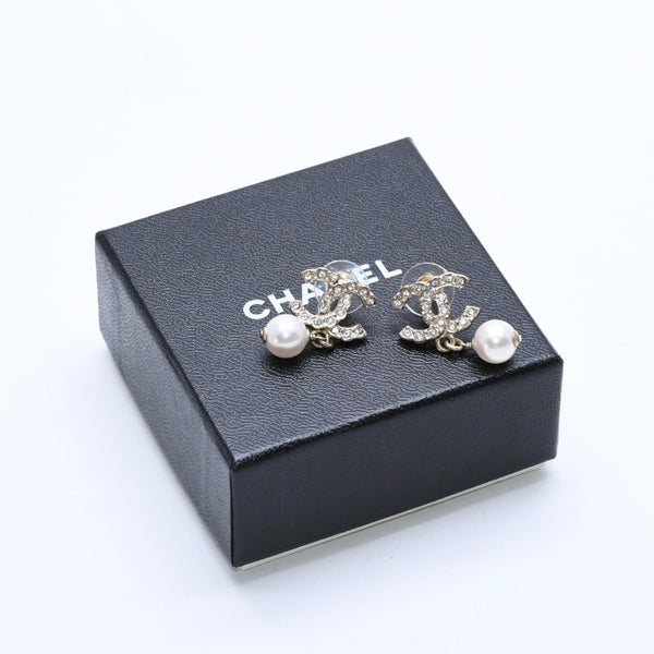 Very good condition CHANEL Chanel earrings C21K engraved rhinestone fake pearl gold hardware Weight approx. 5.49g Used 4a003872