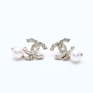 Very good condition CHANEL Chanel earrings C21K engraved rhinestone fake pearl gold hardware Weight approx. 5.49g Used 4a003872