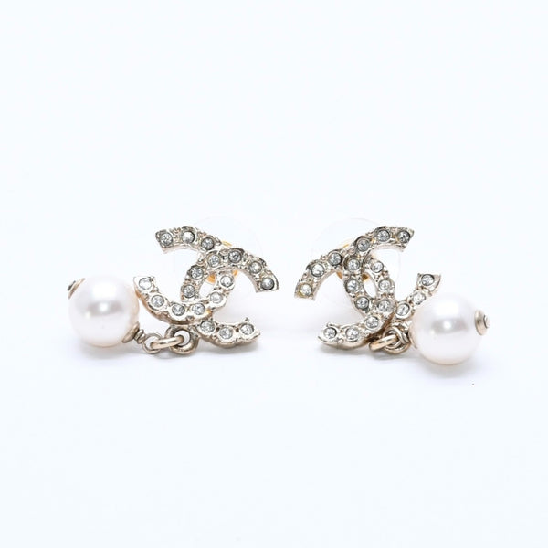 Very good condition CHANEL Chanel earrings C21K engraved rhinestone fake pearl gold hardware Weight approx. 5.49g Used 4a003872