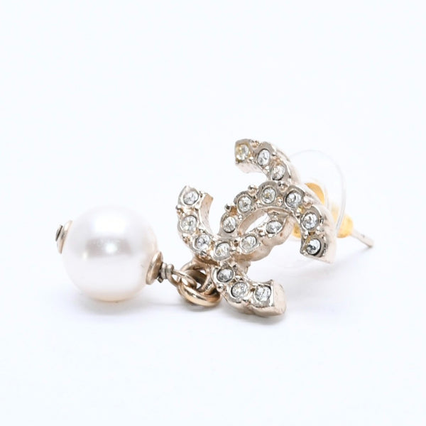 Very good condition CHANEL Chanel earrings C21K engraved rhinestone fake pearl gold hardware Weight approx. 5.49g Used 4a003872