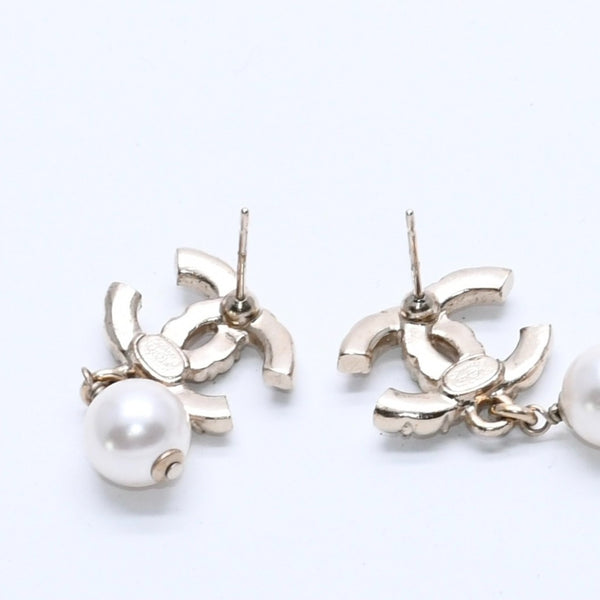 Very good condition CHANEL Chanel earrings C21K engraved rhinestone fake pearl gold hardware Weight approx. 5.49g Used 4a003872