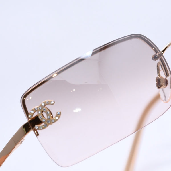 極美品 CHANEL シャネル ハーフリム サングラス アイウェア 4104-B c.125/8Z サイズ62□15 120 ココマーク ラインストーン 中古 4a004052