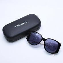 画像をギャラリービューアに読み込む, CHANEL シャネル サングラス アイウェア 05251 C0229 ココマーク サイドロゴ バイカラー ブラック ホワイト 美品 中古 4a004048