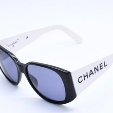 画像をギャラリービューアに読み込む, CHANEL シャネル サングラス アイウェア 05251 C0229 ココマーク サイドロゴ バイカラー ブラック ホワイト 美品 中古 4a004048