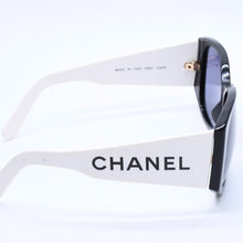 画像をギャラリービューアに読み込む, CHANEL シャネル サングラス アイウェア 05251 C0229 ココマーク サイドロゴ バイカラー ブラック ホワイト 美品 中古 4a004048