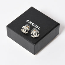 画像をギャラリービューアに読み込む, CHANEL シャネル ココマーク ピアス 重量約3.26g 05C刻印 メタル ラインストーン クリア シルバー 両耳用 美品 中古 4a003145