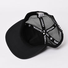 Load image into Gallery viewer, 極美品 CHROME HEARTS クロムハーツ ベースボールキャップ CHクロス 刺繍 トラッカーキャップ 帽子 ブラック 4a004103