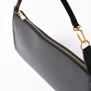 Very Good Condition LOUIS VUITTON Pochette Accessory Pouch M52942 Epi Black Gold Hardware Used 4a004180