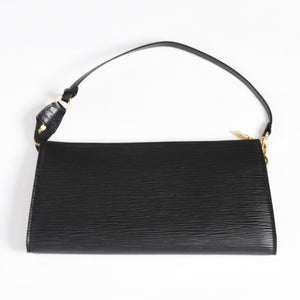 Very Good Condition LOUIS VUITTON Pochette Accessory Pouch M52942 Epi Black Gold Hardware Used 4a004217