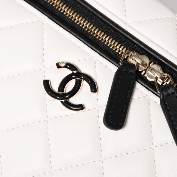 CHANEL Slim Vanity Bag Vanity Case Shoulder Bag Random Number Lambskin White Black Bicolor Silver Hardware Good Condition Used 4a004238