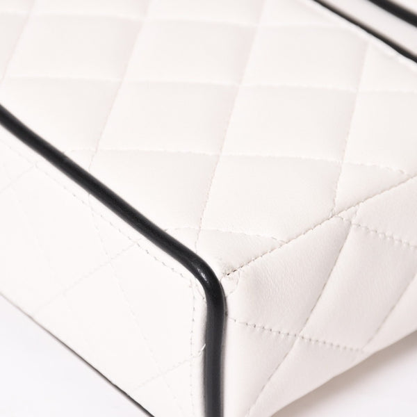 CHANEL Slim Vanity Bag Vanity Case Shoulder Bag Random Number Lambskin White Black Bicolor Silver Hardware Good Condition Used 4a004238