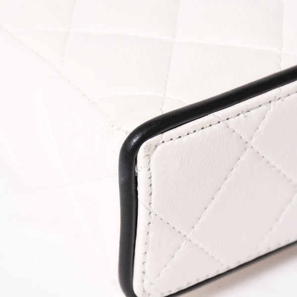 CHANEL Slim Vanity Bag Vanity Case Shoulder Bag Random Number Lambskin White Black Bicolor Silver Hardware Good Condition Used 4a004238