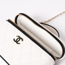 画像をギャラリービューアに読み込む, CHANEL シャネル スリムヴァニティバッグ ヴァニティケース ショルダーバッグ ランダム番台 ラムスキン ホワイト ブラック バイカラー シルバー金具 美品 中古 4a004238