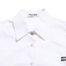 Load image into Gallery viewer, MIUMIU ミュウミュウ クロップド丈 シャツ ホワイト ブラック ラインストーン サイズ36 美品 中古 4a004111