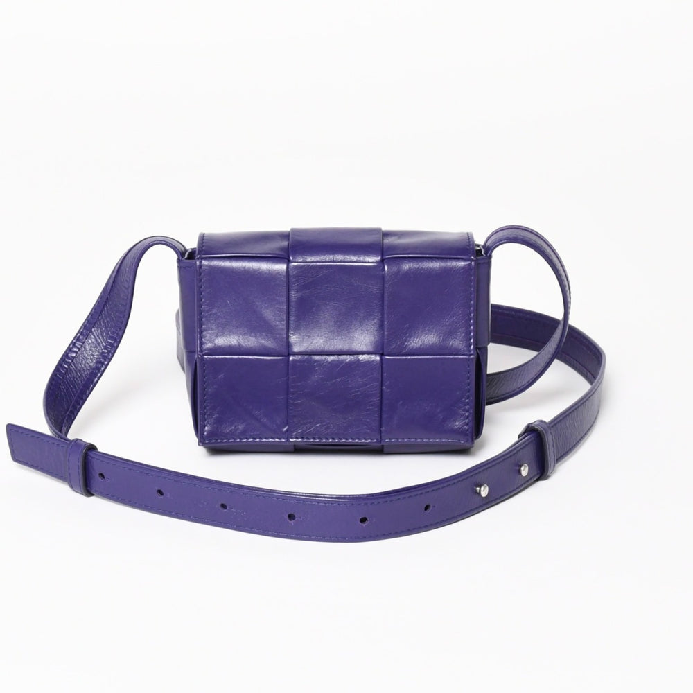 極美品 BOTTEGA VENETA ボッテガ ヴェネタ キャンディカセット イントレチャート ミニ ショルダーバッグ パープル シルバー金具 中古 4a004306